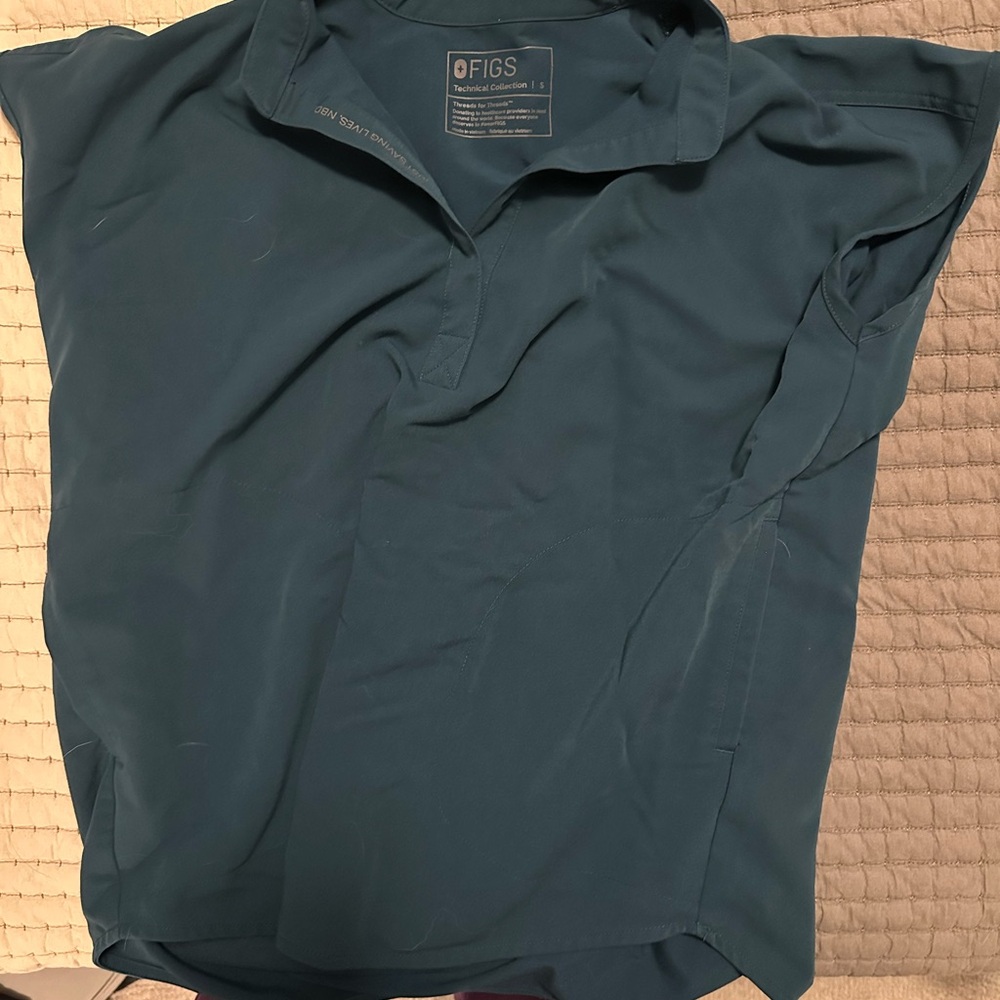 Size small figs scrub top, barely worn
